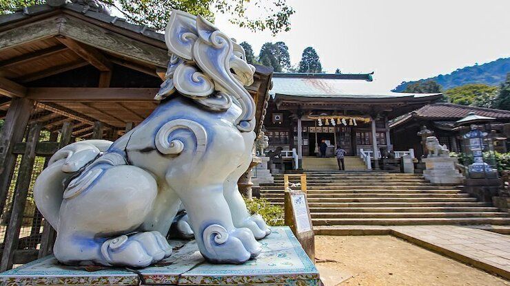 Patung porselen Komainu yang ada di Kuil Tozan, Arita (Travel Guide).
