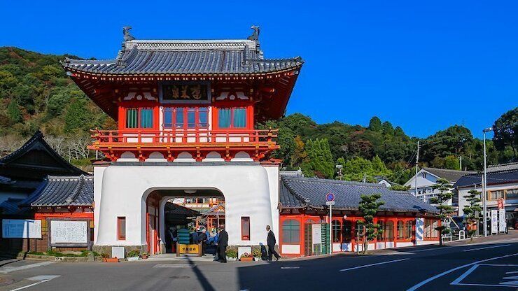 Sakura-mon Gate di Takeo Onsen (Japan Guide).