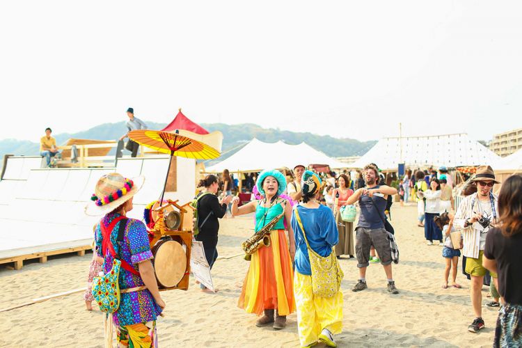 Penampilan budaya lokal dan internasional hadir di Zushi Beach Film Festival (Cinema Caravan).