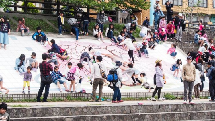Anak-anak bisa menjajal seluncuran di sisi Sungai Akuta (Japan Travel).