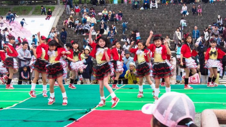 Sekelompok anak-anak sedang menari sebagai salah satu pengisi festival (Japan Travel).