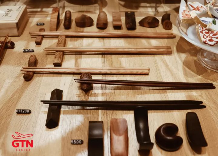 Sumpit dan sandaran sumpit yang terbuat dari kayu aras Yakusugi