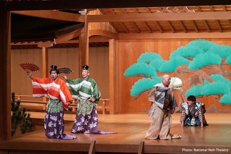 Pertunjukan tradisional Kyogen berakar dari Sarugaku (National Noh Theatre via Japan Cultural Expo).