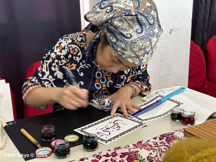 Salah satu kegiatan dalam Festival Budaya Islam Indonesia, menulis kaligrafi (KBRI Tokyo).