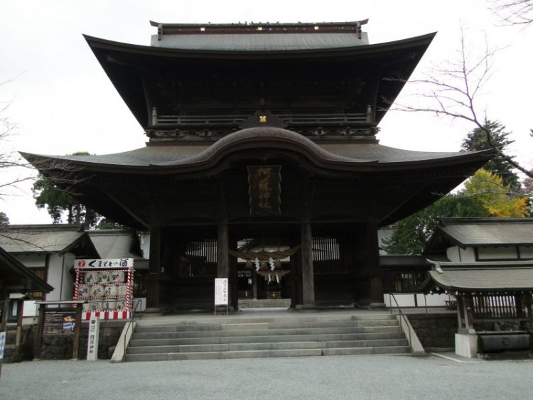 Romon Gate yang ada di Kuil Aso (Mandy Bartok/Japan Travel).