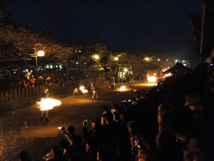 Hifuri Shinji, festival api yang indah dan menantang di Kuil Aso (Paul Bartok/Japan Travel).
