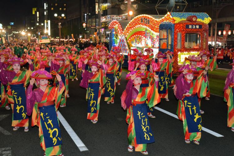 Parade Ohara Matsuri di malam hari (Kagoshima City Tourism Guide).