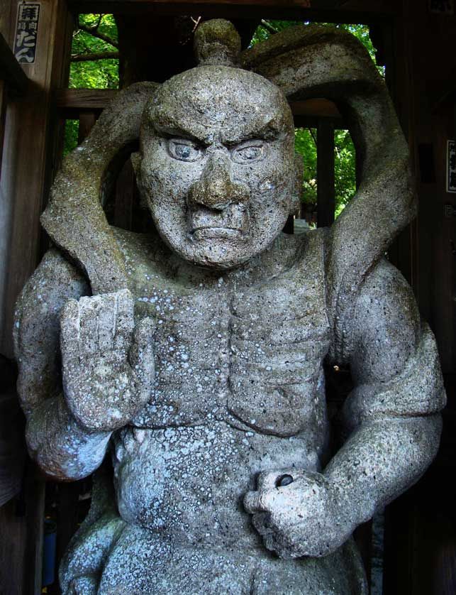 Patung Niō yang terbuat dari batu di Oita (Japan-Experience).