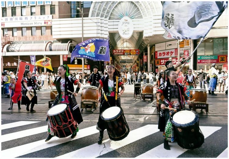 Grup taiko di parade Ohara Matsuri  di sepanjang jalan Tenmonkan (Kagoshima City Tourism Guide).