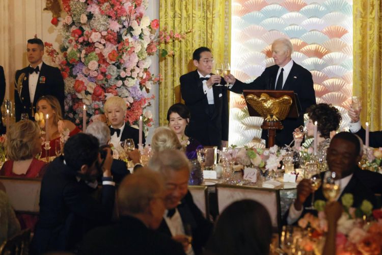 PM Kishida bersulang bersama Presiden Biden di White House (Kyodo).