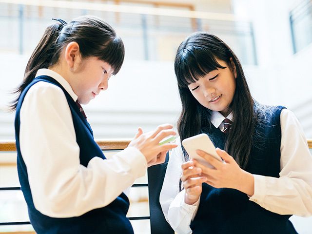 Kaum muda di Jepang menggunakan smartphone (Cnet japan).