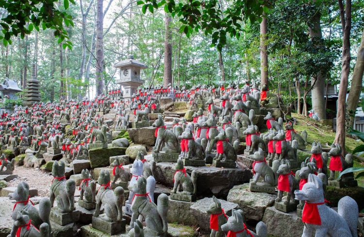 Ratusan patung rubah di Toyokawa Inari (Kawaii Aichi).