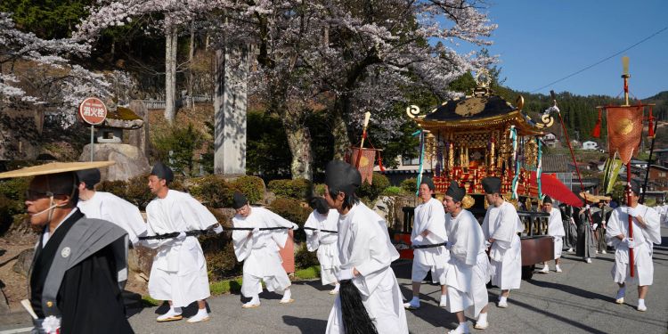 Mikoshi yang diarak keliling kota untuk menandai dimulainya Furukawa Matsuri (okosidaiko.com).