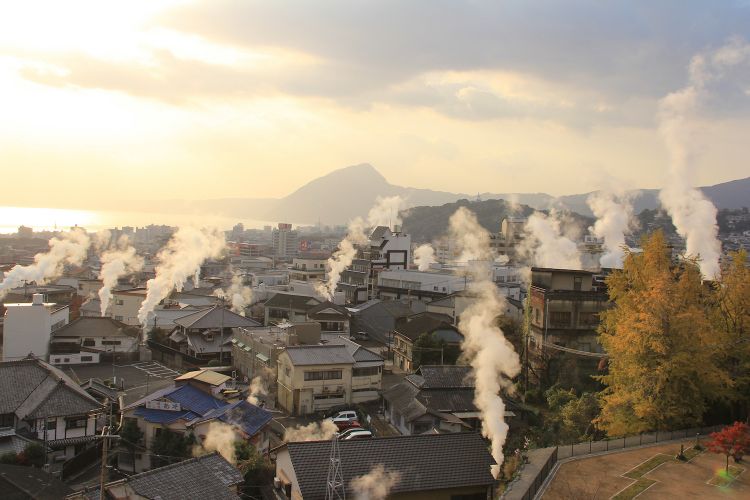 Kota Beppu terkenal dengan pemandian air panasnya (JNTO. Kota Beppu terkenal dengan pemandian air panasnya (JNTO.