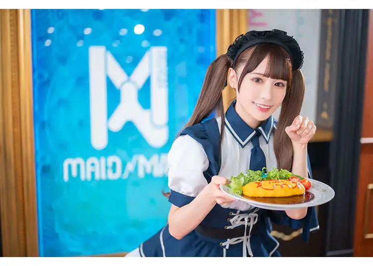 Maid MAID√MADE Cafe yang sedang membawa omurice (Maid Made)