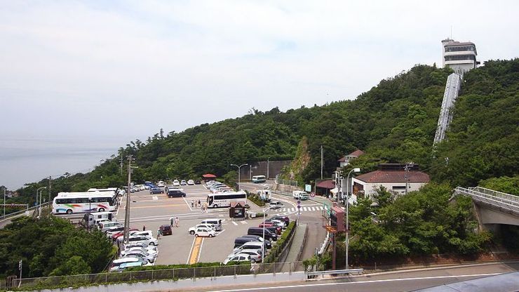 Pemandangan Taman Naruto dan Bukit Eska dari Museum Jembatan Onaruto (Japan Guide).