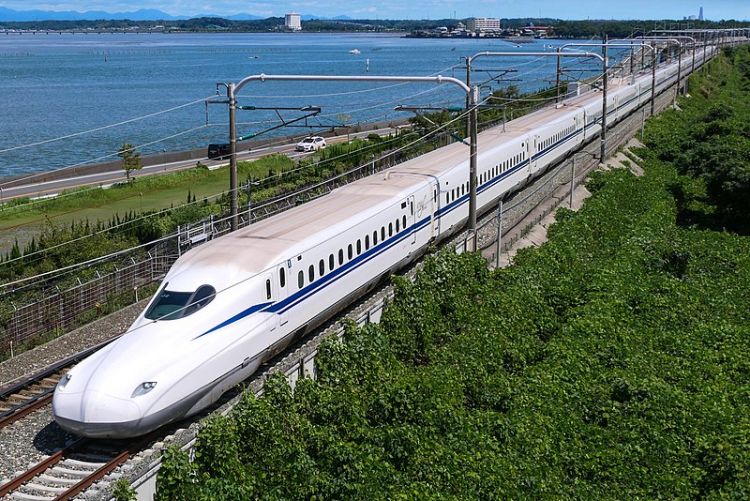 Ilustrasi. Tokaido Shinkansen seri N700S-J2 (Maeda Akihiko). Ilustrasi. Tokaido Shinkansen seri N700S-J2 (Maeda Akihiko).