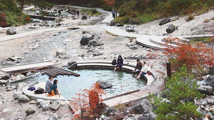 Kolam kaki bisa ditemukan di banyak onsen dan dibuka gratis (Japan Guide).