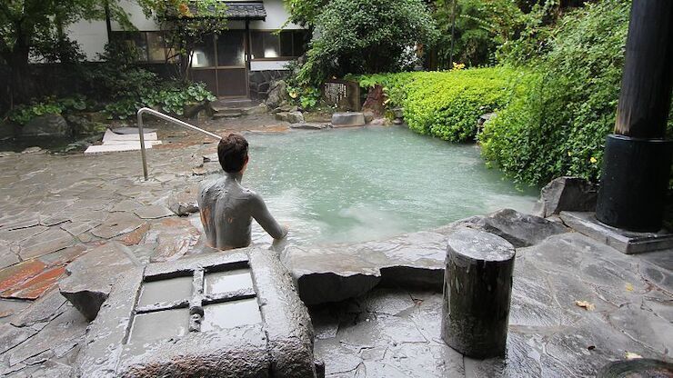 Berendam di kolam lumpur yang berasal dari sumber alami di Kirishima (Japan Guide).