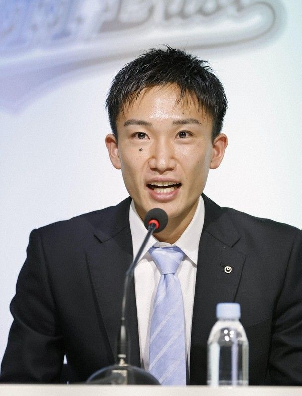 Kento Momota saat konferensi pers pengumuman pensiunnya (Kyodo via Mainichi).