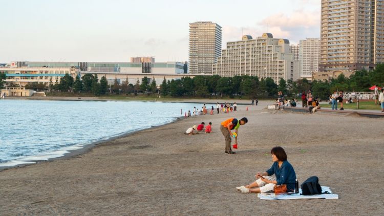 Pantai Odaiba yang cocok untuk jalan-jalan dan piknik bersama keluarga (Expedia).