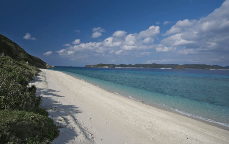 Pantai Nishibama, pantai terindah di Pulau Aka, Okinawa (OCVB/Japan Travel).