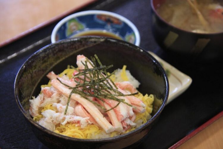 Kanimeshi, rice bowl dengan topping kepiting (From Japan).
