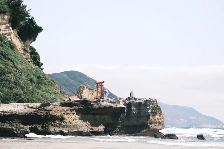Pantai Shirahama, tempat berenang terbaik di Jepang (@duonguyen/Unplash via Traveloka).
