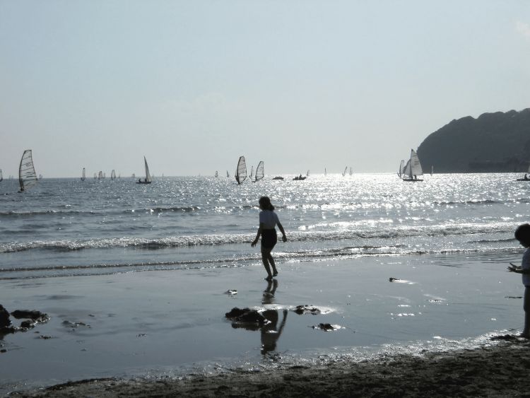 Pantai Zushi cocok untuk selancar angin (@gorian21 via Expedia)