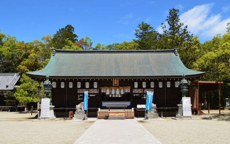 Izanagi-jingu Shrine (WikiCommons/ Saigen Jiro via GaijinPot Travel).