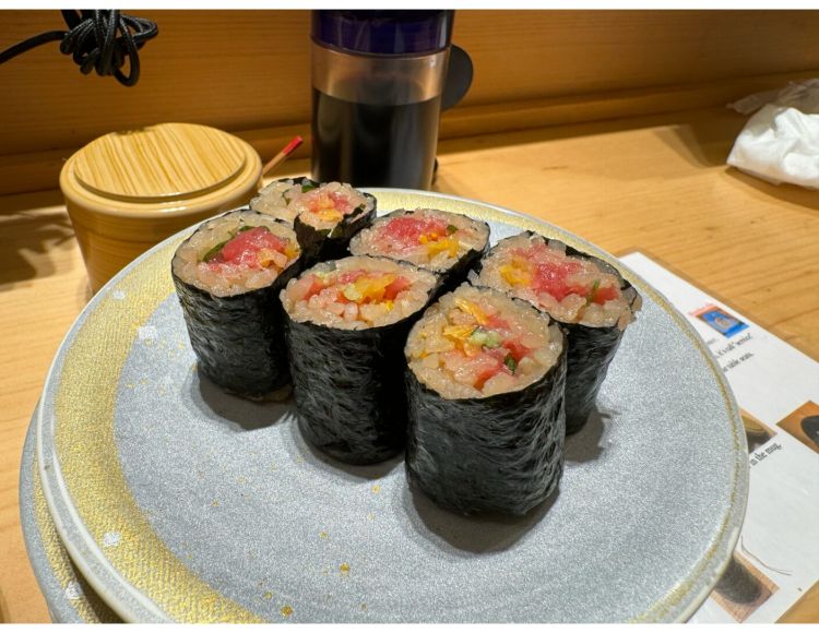 Hidangan sushi di Kaiten Sushi Ginza Onodera (Veteran Voyager).