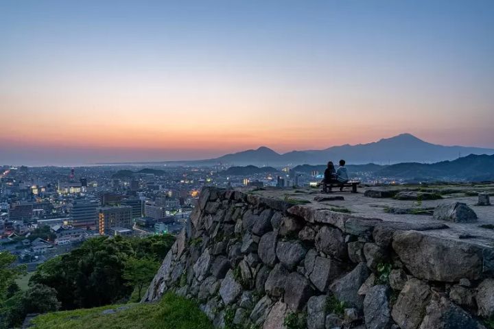 Pemandangan Kota Yonago dan Gunung Daisen dari reruntuhan Kastil Yonago
