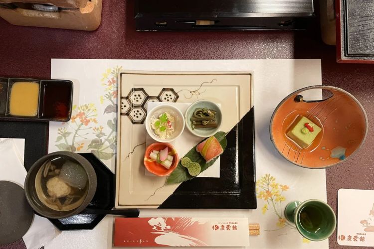 Hidangan yang disajikan di Nishiyama Onsen Keiunkan (Mayumi Maruyama/CNN).