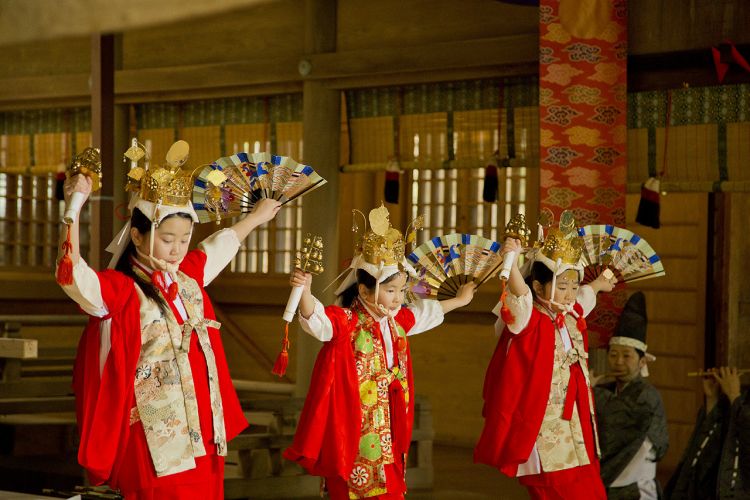 Chigo-no Mai, tarian tradisional Preefektur Shimane untuk meredakan bencana (Kawaguchiko.net)