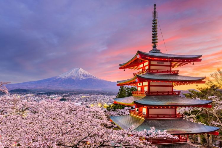 Chureito Pagoda merupakan spot paling ikonik untuk memotret Gunung Fuji (Japan Rail Pass).
