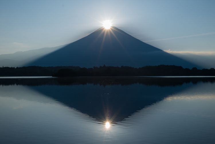 Pemandangan Double Diamond Fuji di Yamanakako Shinsui Park (Tokyo Cheapo).