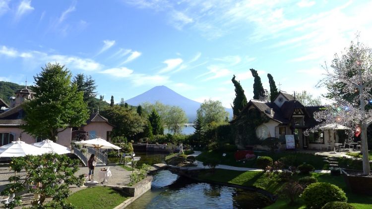 Kawaguchiko Music Forest, taman bergaya Eropa dengan latar Gunung Fuji (Cliffano Subagio).