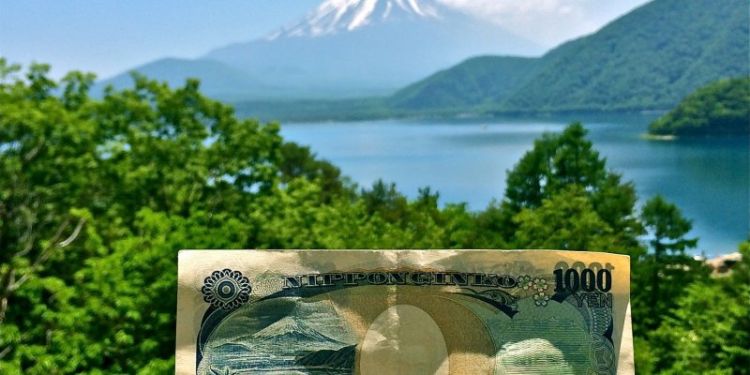 Danau Motosu yang digambarkan dalam uang kertas 1000 yen (Japan Travel).