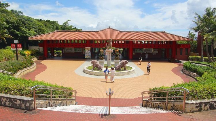 Pintu masuk Okinawa World (Japan Guide).