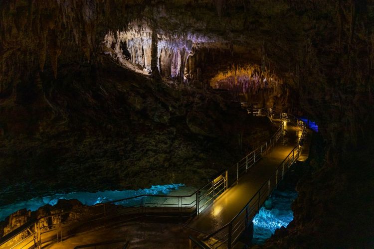 Kolam air biru yang berkilau dan ratusan stalaktit-stalagmit di dalam Gyokusendo Cave (nippon.com).