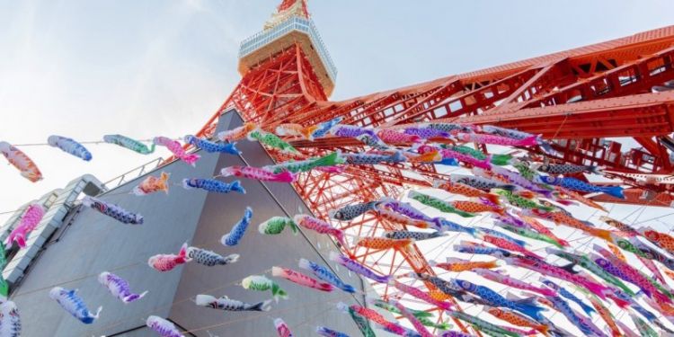 Koinobori digantung di Tokyo Tower untuk merayakan Golden Week (Japan Travel).