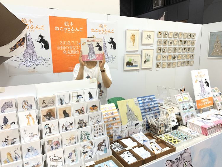 Aneka pernak-pernik bertema kucing di Nyanko Expo (tv-osaka.co.jp).