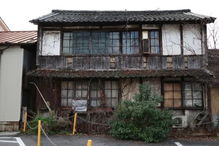Rumah terlantar di Jepang (Zenbird).