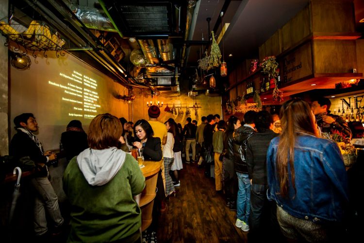 Suasana 300 Bar yang ada di cabang Murasaki Building (Tokyo Cheapo).