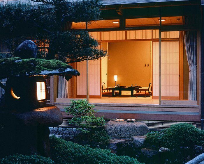Nishimuraya Honkan, onsen tradisional dengan taman terawat dan kolam ikan koi (TripAdvisor).