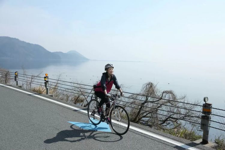 Bersepeda santai di tepi Danau Biwa (The Kansai Guide).