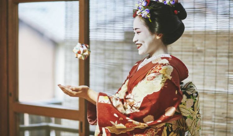 Geisha yang ada di Kankame-Inari Yomiya Matsuri (iStock.com/xavierarnau via Japan Cheapo).