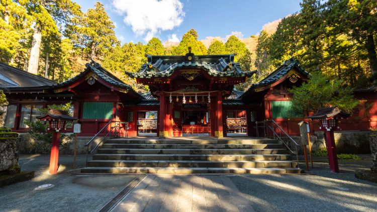Kuil Shinto Hakone yang terletak di antara lembah