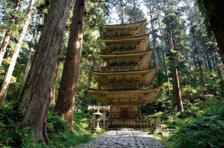 Pagoda lima lantai yang ada di kawasan Dewa Sanzan (Crown of Lantern Rose via GaijinPot Travel).
