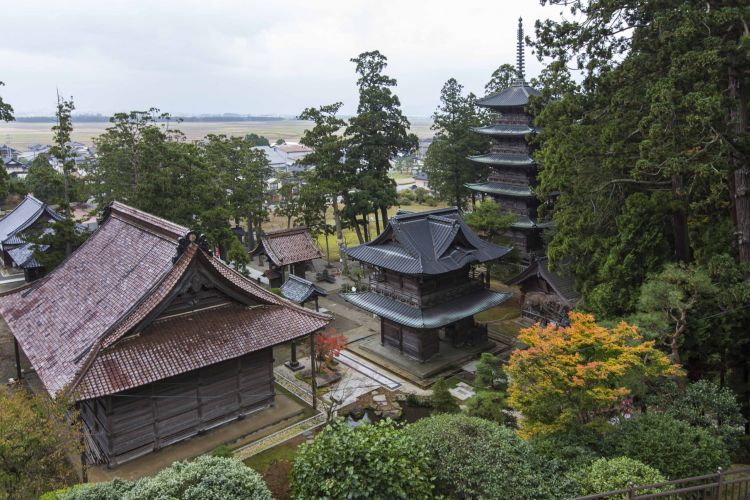 Komplek Kuil Zenpoji di kota Tsuruoka (Tsuruoka City Official Tourism Information).